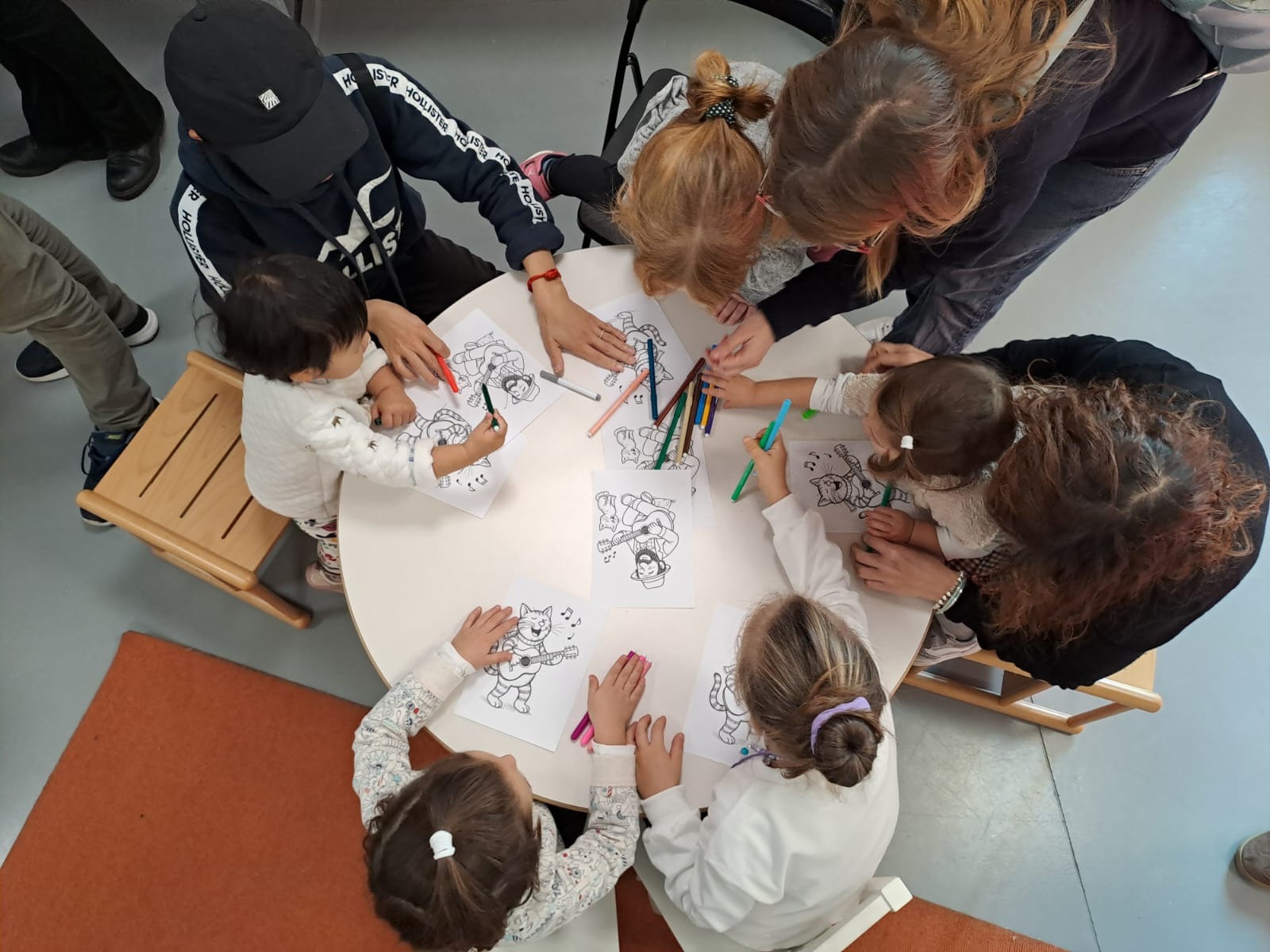 Bambini colorano bigio randagio